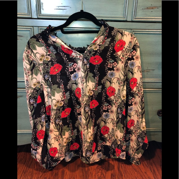 Floral blouse is perfect condition - Picture 2 of 4